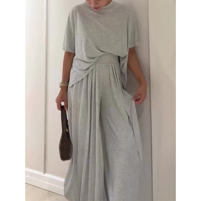 Damset med kortärmad topp och vida byxor i enfärgat tyg