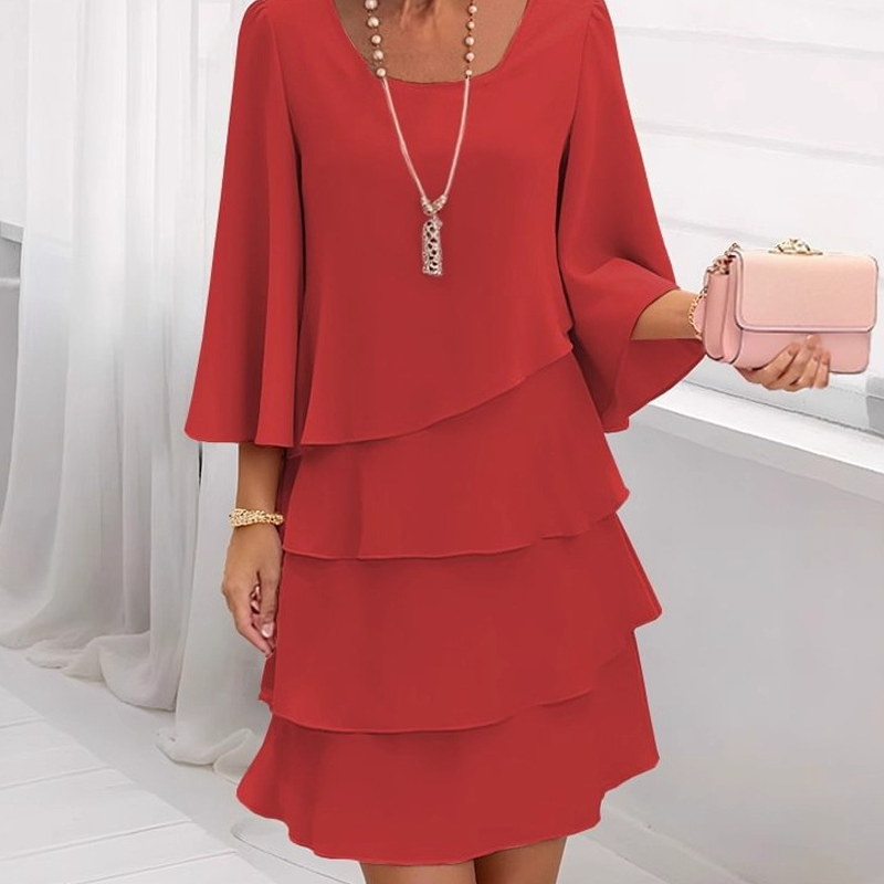 Damklänning med volanger och utsvängda ärmar