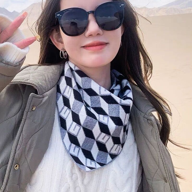 🥰Köp 1 och få 1 gratis💥Delikat triangelformad halsduk