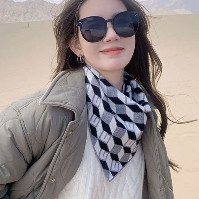 🥰Köp 1 och få 1 gratis💥Delikat triangelformad halsduk