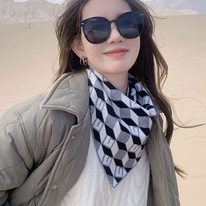 🥰Köp 1 och få 1 gratis💥Delikat triangelformad halsduk