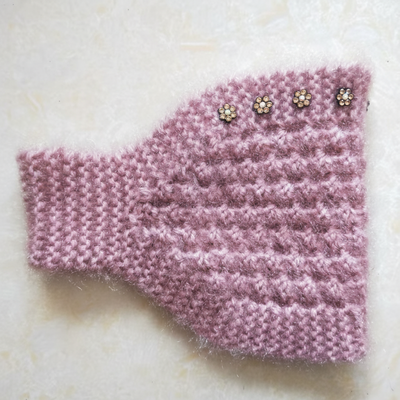 Stickat pannband för kvinnor med blommiga detaljer