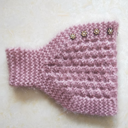 Stickat pannband för kvinnor med blommiga detaljer