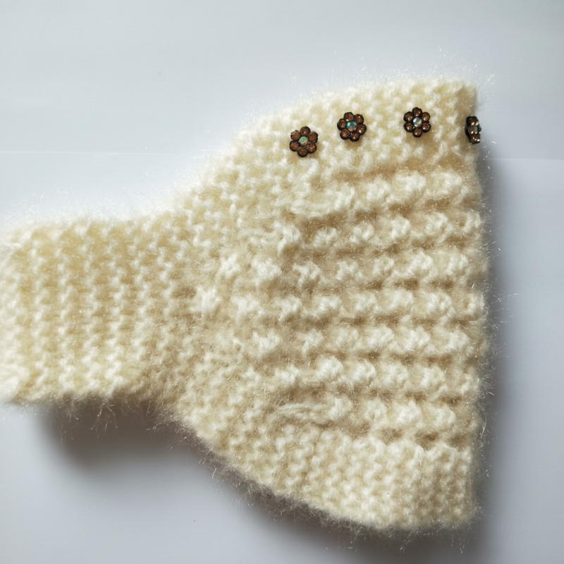 Stickat pannband för kvinnor med blommiga detaljer