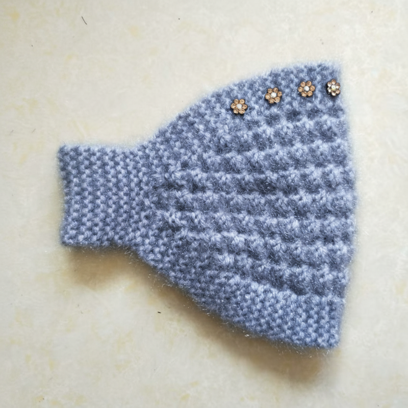 Stickat pannband för kvinnor med blommiga detaljer