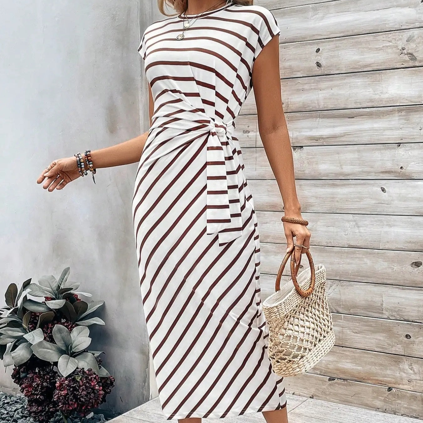 👗 Köp 2, få 5 % rabatt💃 Elegant klänning med knuten midja – smickrande passform, flödande tyg och perfekt för speciella tillfällen ✨