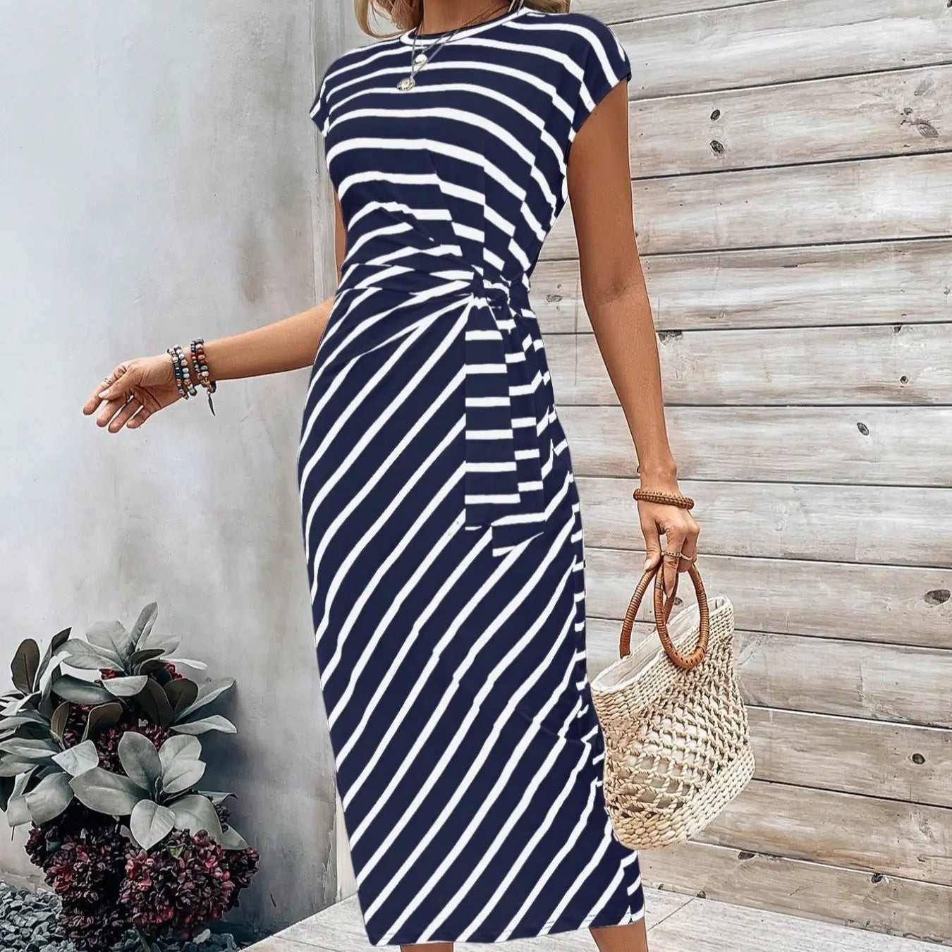 👗 Köp 2, få 5 % rabatt💃 Elegant klänning med knuten midja – smickrande passform, flödande tyg och perfekt för speciella tillfällen ✨