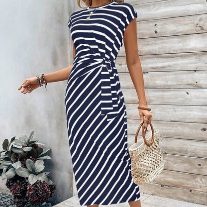 👗 Köp 2, få 5 % rabatt💃 Elegant klänning med knuten midja – smickrande passform, flödande tyg och perfekt för speciella tillfällen ✨