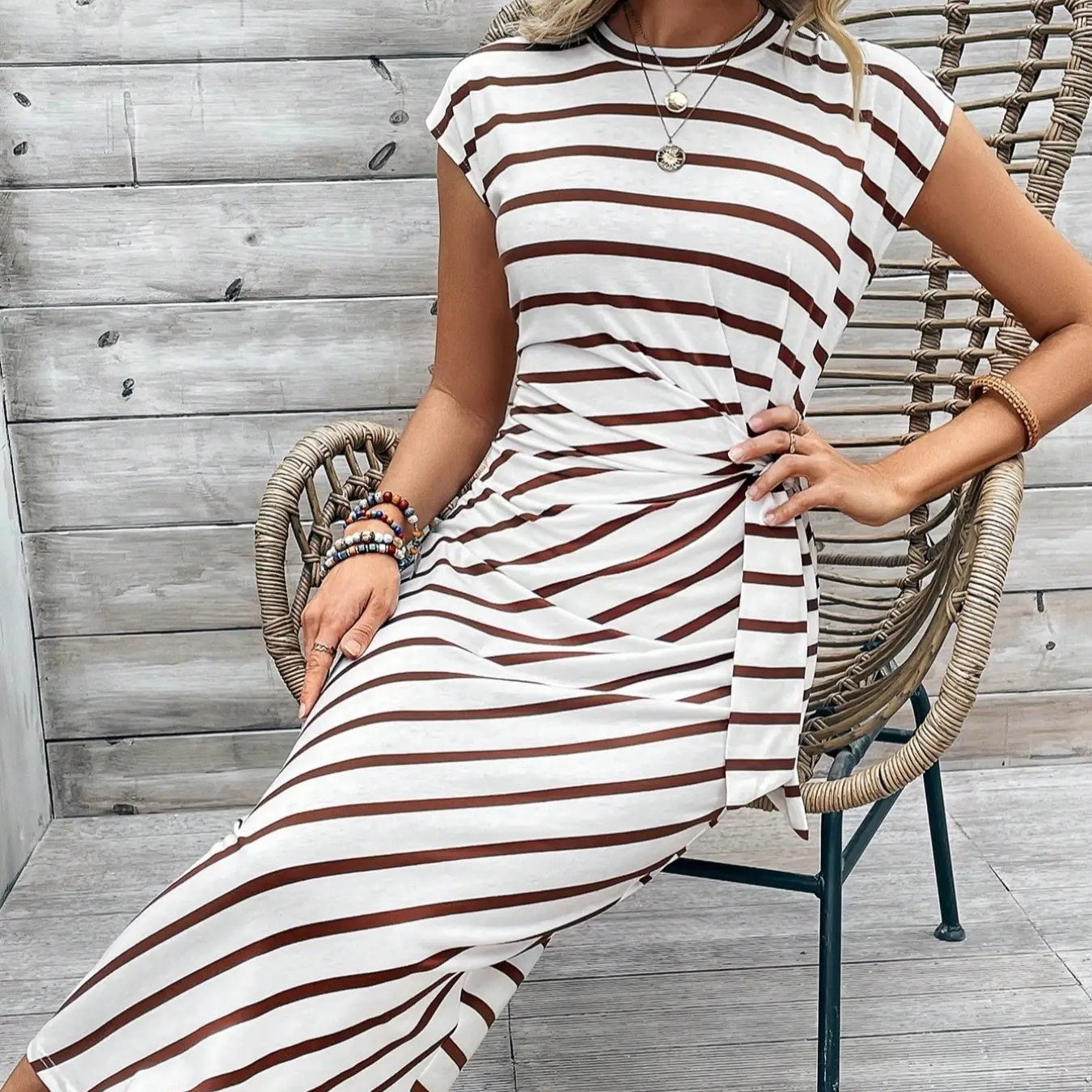 👗 Köp 2, få 5 % rabatt💃 Elegant klänning med knuten midja – smickrande passform, flödande tyg och perfekt för speciella tillfällen ✨