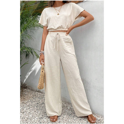 Tvådelat set för damer med kortärmad topp och raka byxor med vid be