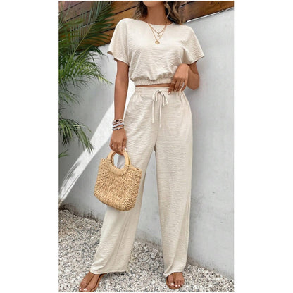 Tvådelat set för damer med kortärmad topp och raka byxor med vid be