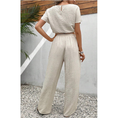 Tvådelat set för damer med kortärmad topp och raka byxor med vid be