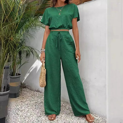 Tvådelat set för damer med kortärmad topp och raka byxor med vid be