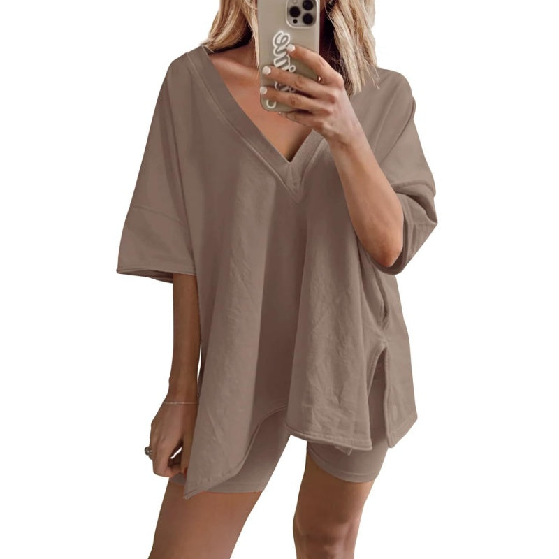 Tvådelat set med V-ringad T-shirt och lediga shorts för dame