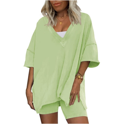 Tvådelat set med V-ringad T-shirt och lediga shorts för dame