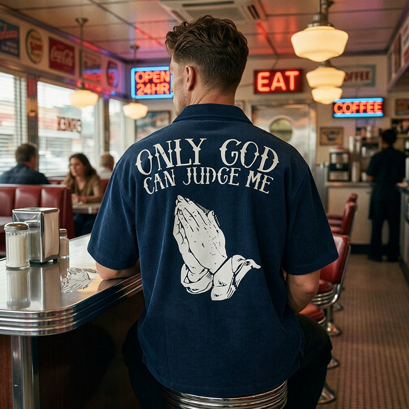 🙏 T-shirt med motiv av en man som ber med händerna ihop ✨