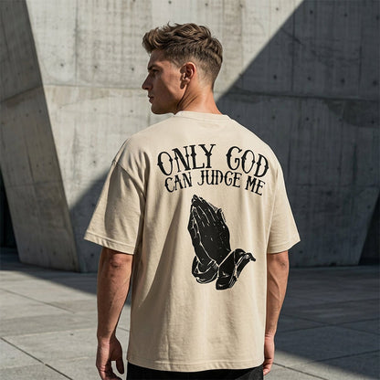 🙏 T-shirt med motiv av en man som ber med händerna ihop ✨