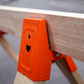 🛠️ 50% RABATT NU! 🔧 Kraftig sågbockfäste med nedåtgående klämma – förstärkt design, halksäkra tänder & snabb montering – perfekt för kapning och montering ✨