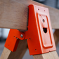 🛠️ 50% RABATT NU! 🔧 Kraftig sågbockfäste med nedåtgående klämma – förstärkt design, halksäkra tänder & snabb montering – perfekt för kapning och montering ✨