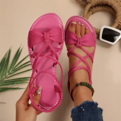 Platta sandaler med korsade remmar för dam