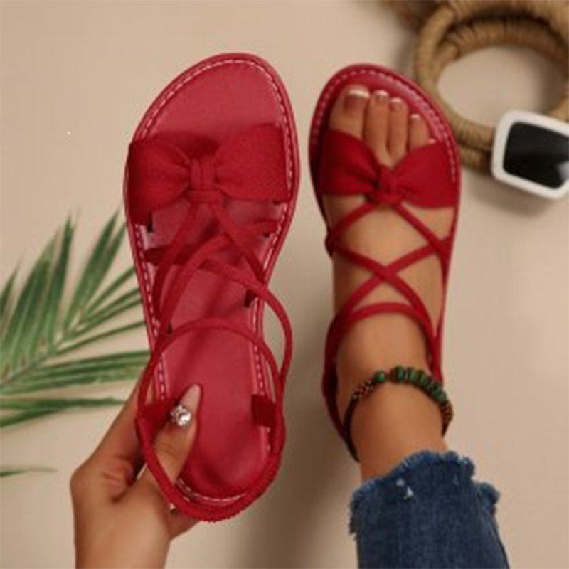 Platta sandaler med korsade remmar för dam