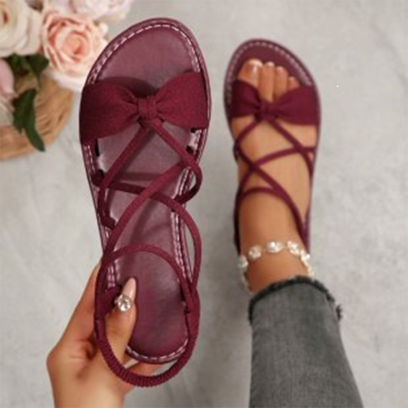 Platta sandaler med korsade remmar för dam