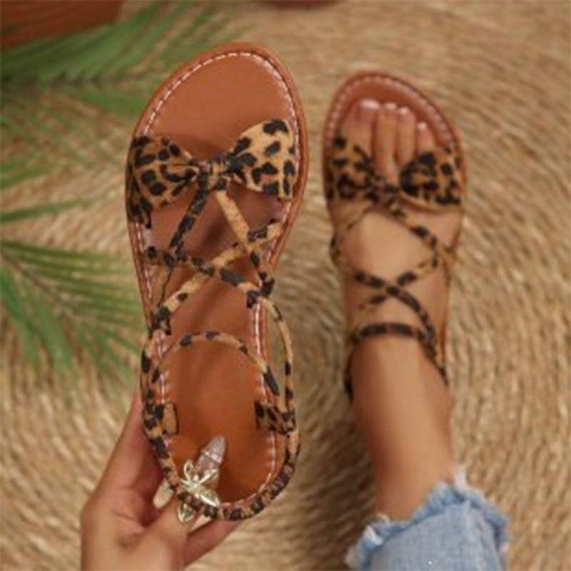 Platta sandaler med korsade remmar för dam