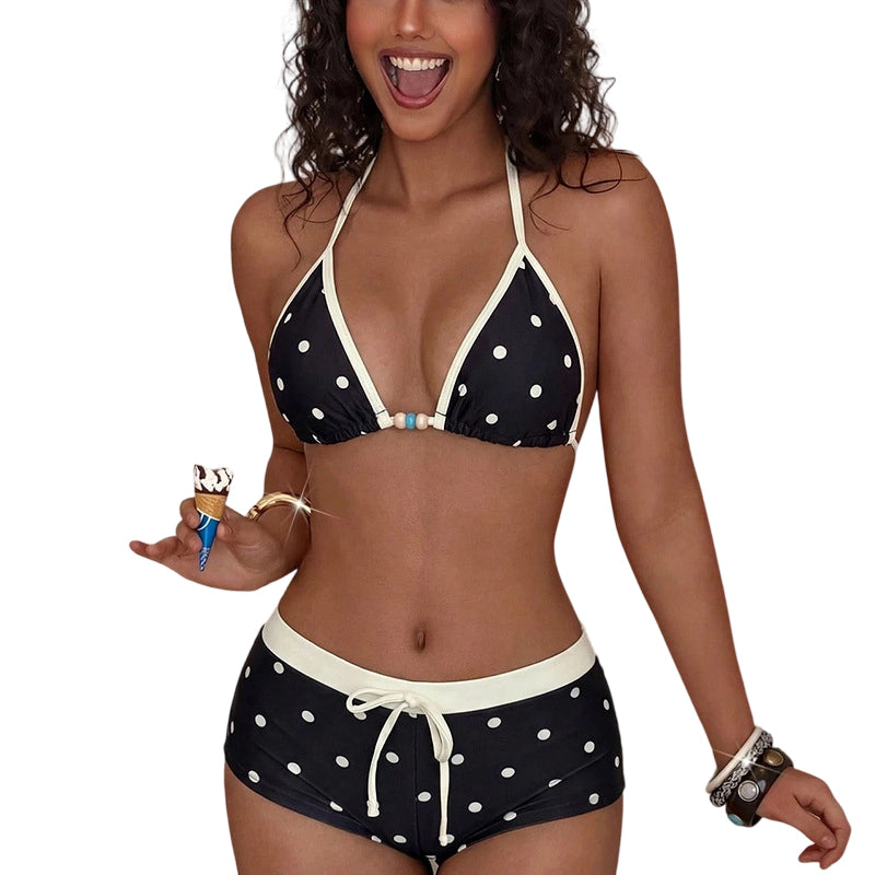 Bikiniset med halterneck och prickmönster samt boxershorts