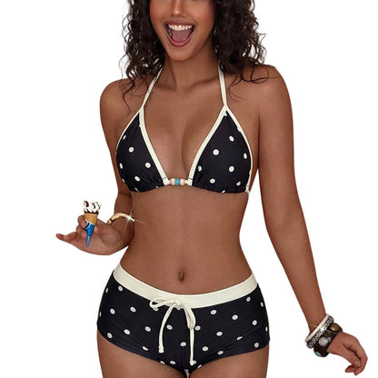 Bikiniset med halterneck och prickmönster samt boxershorts