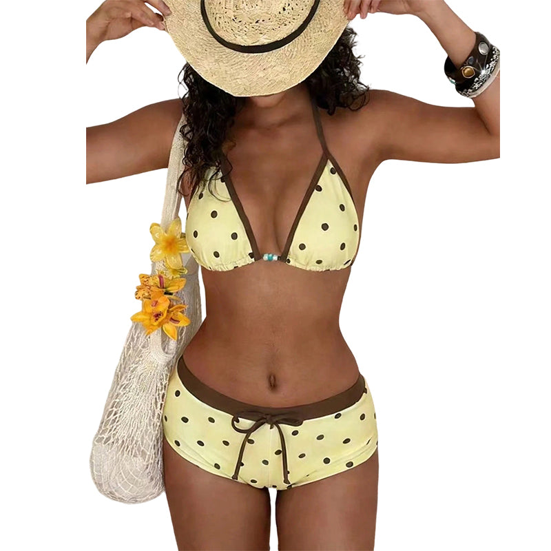 Bikiniset med halterneck och prickmönster samt boxershorts