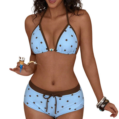 Bikiniset med halterneck och prickmönster samt boxershorts