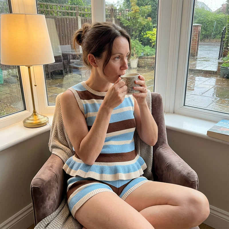 Randig stickad outfit för dam med ärmlös peplum-top och shorts