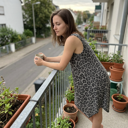 🔥🎁Nyhet 50 % RABATT🔥Cami-klänning med leopardmönster – asymmetrisk fåll och figursydd passform