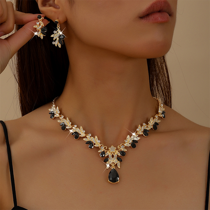 📿 50 % RABATT NU! ✨ Set med halsband och örhängen med glittrande droppformade hängsmycken – strassdetaljer, matchande design & lätt att bära – perfekt för bröllop och fest 💎
