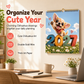 🔥🎁 Nyhet – 50 % RABATT! 🔥 Chihuahua-väggkalender för 12 månader – tolv bedårande illustrationer, tjockt papper & kompakt format – gör året sötare och mer organiserat 🐕✨